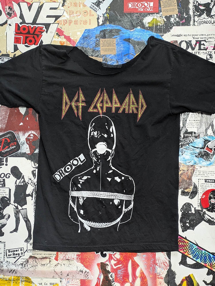 FOMO Collection - Def Leppard Manifesto Raw Cut T-Shirt - S - 1133